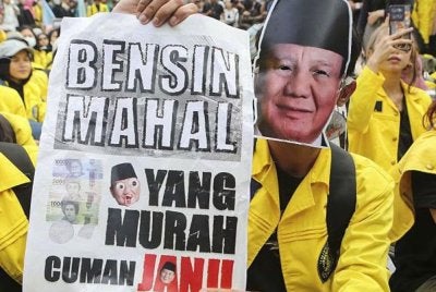 Seorang demonstran memakai topeng bergambar wajah Presiden Indonesia, Prabowo Subianto, ketika menyertai protes antikerajaan di Jakarta. - Foto Anadolu.