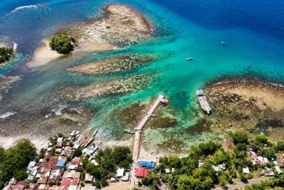 Penduduk setempat mula melaporkan tentang fenomena geologi yang dikenali sebagai 'kenaikan daratan pesisir', dua hari selepas gegaran 7.8 skala Richter yang berlaku pada 8 Jun lalu. Foto Agensi