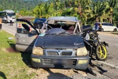 Perjalanan sepasang suami isteri warga emas berakhir dengan tragedi apabila kedua-duanya maut selepas motosikal yang dinaiki terlibat dalam kemalangan dengan sebuah Perodua Kancil di Jalan Selising-Tok Bok berhampiran simpang Kampung Sungai Durian, Pasir Puteh pada Isnin. - Foto PDRM