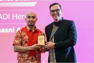 Azizulhasni (kiri) selepas menerima anugerah 'Kita Bagi Jadi Hero' daripada CIMB Group Holdings Berhad pada Isnin. Foto Bernama