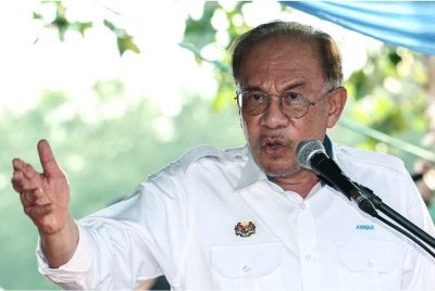 Anwar berucap pada Majlis Hi-Tea Bersama Komuniti Nelayan, Petani, Usahawan IKS, Belia Tempatan, Warga Pendidik dan Masyarakat Setempat di 9 Medan Selera Pantai Leka. - Foto Bernama