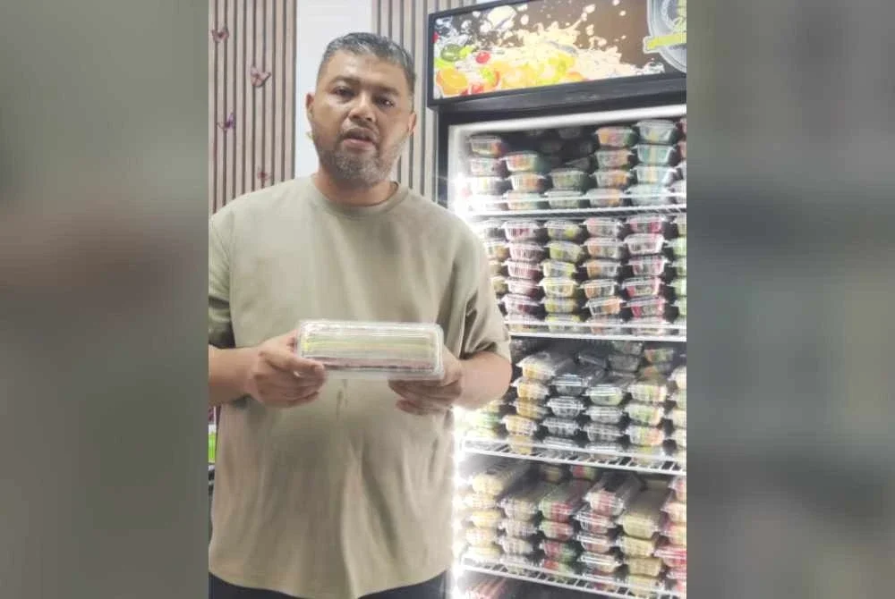 Mohamed Haffiez menjalankan perniagaan menjual kek bagi menampung kos rawatan puteri sulungnya ang menghidap penyakit jantung kronik sejak lahir.
