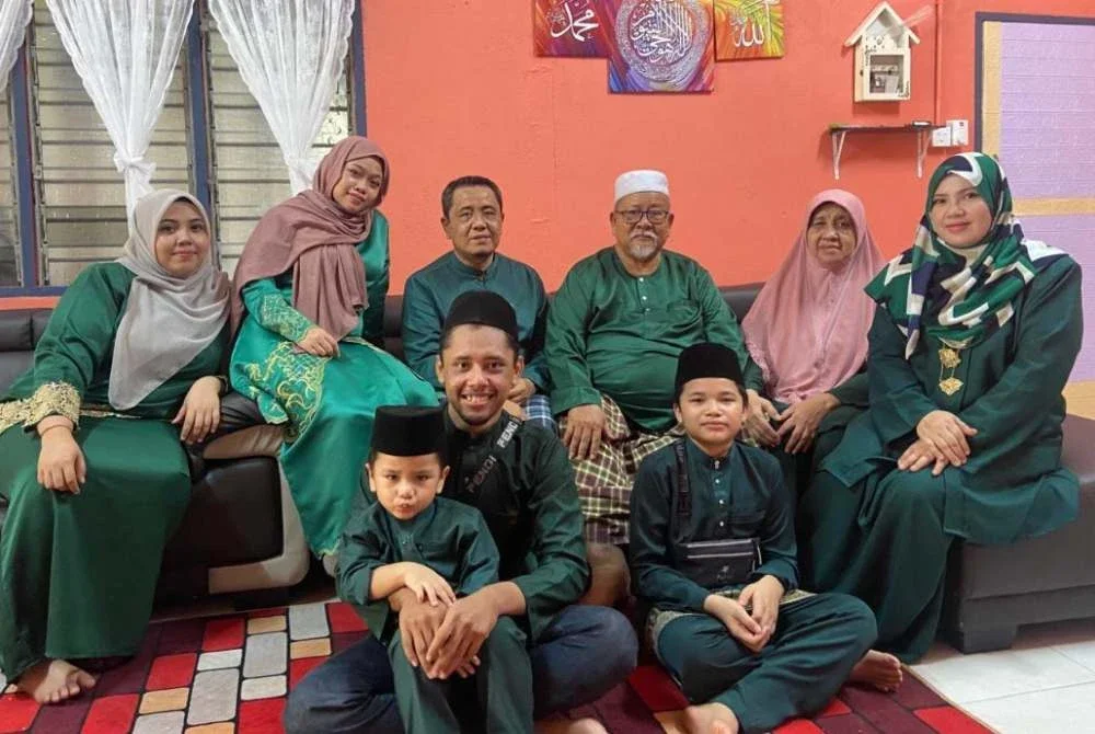 Gambar kenangan Adlina (kiri) bersama ahli keluarganya.