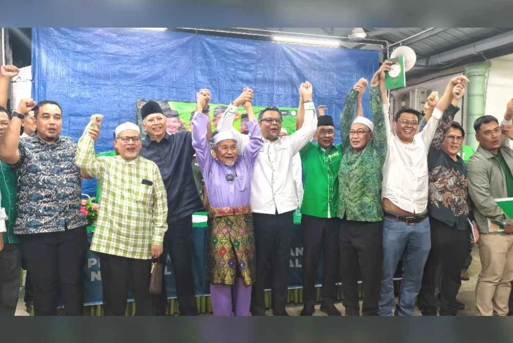 Pemimpin Pas bersama sebahagian tokoh yang diumumkan menyertai parti itu baru-baru ini