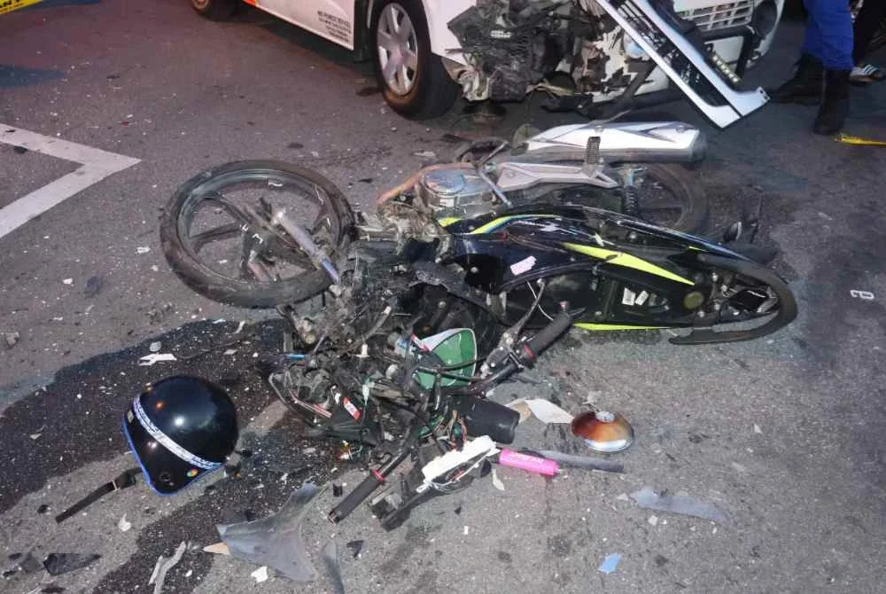 Mangsa maut selepas motosikal yang ditungganginya bertembung dengan sebuah ambulans di Jalan Kampung Tebauk pada petang Isnin.