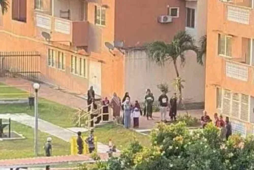 Seorang kanak-kanak lelaki berumur 11 tahun maut selepas terjatuh dari tingkat tujuh sebuah pangsapuri di Taman Sepakat Indah 2, Kajang, awal pagi Isnin. - Gambar Thread @who.is.luqs