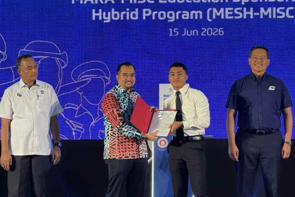 Asyraf (dua dari kiri) menyampaikan tawaran MESH-MISC kepada salah seorang penerima.