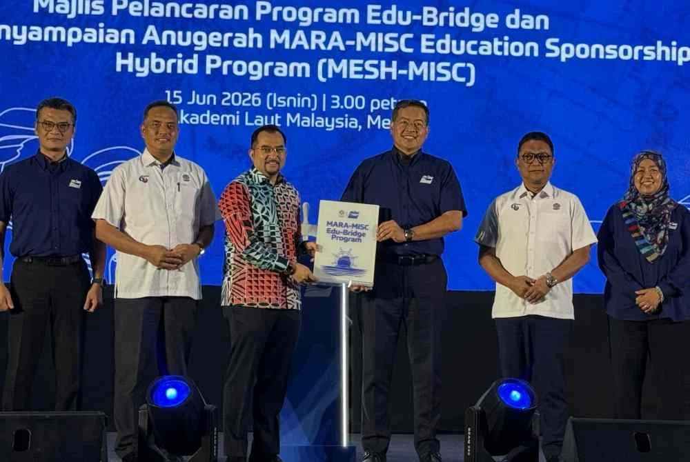 Asyraf (tiga dari kiri) bersama Zahid (tiga dari kanan) menyempurnakan Majlis Pelancaran MESH-MISC di ALAM pada Isnin.