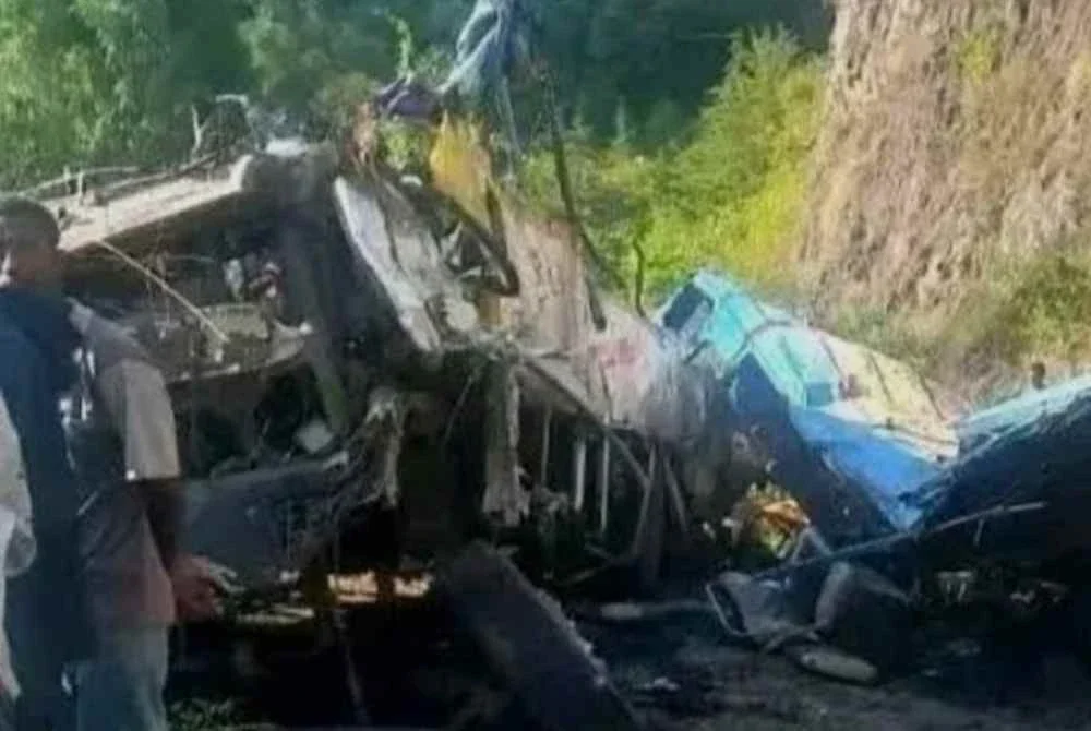 Bas yang membawa penumpang melebihi kapasiti terbabas dan terjunam ke dalam gaung di wilayah Amhara, utara Ethiopia, pada awal pagi Isnin.