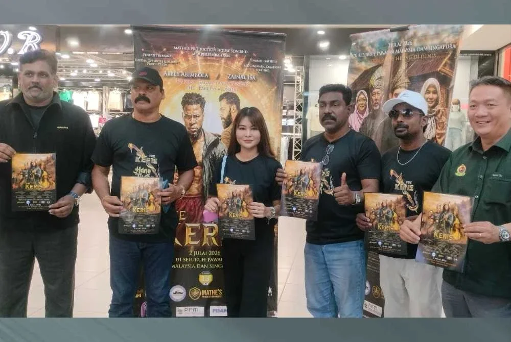 Matheyalagan (tiga dari kiri) bersama barisan pelakon yang menjayakan filem The Keris.
