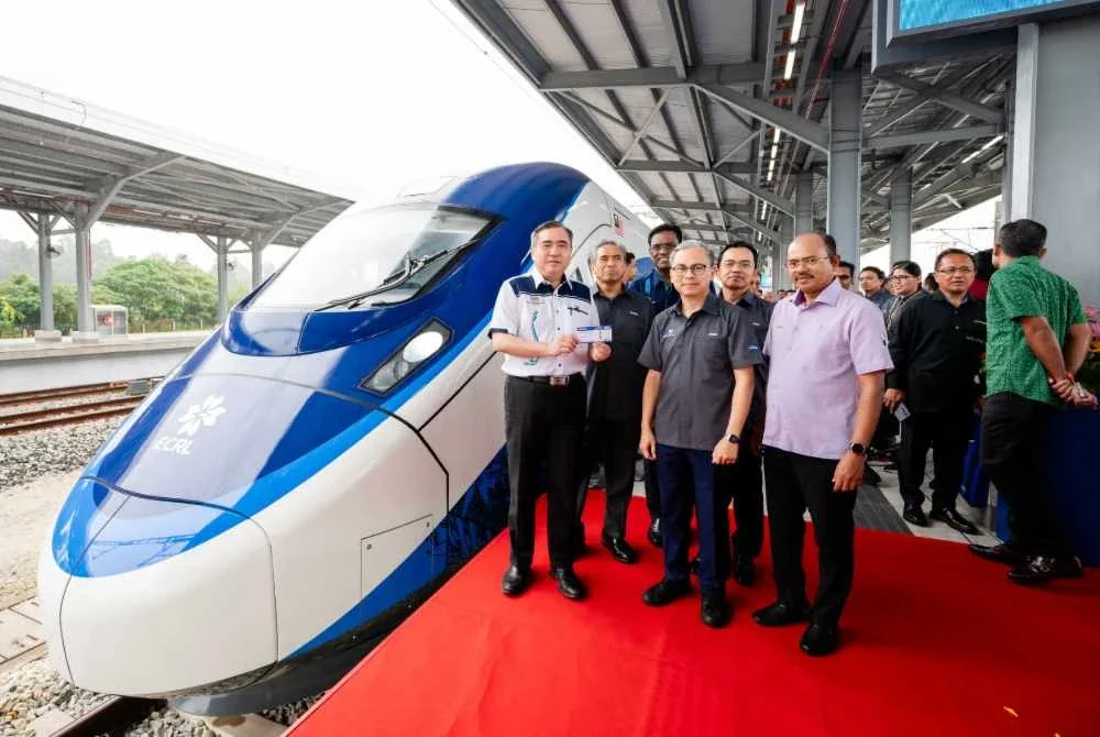 Menteri Pengangkutan, Anthony Loke (kiri) bersama Menteri Komunikasi, Datuk Fahmi Fadzil, semasa Majlis Peluncuran Khas Ketibaan Golden Tren EMU & E-LOCO Projek ECRL yang berlangsung di Stesen ECRL KotaSAS pada 11 Februari 2026.