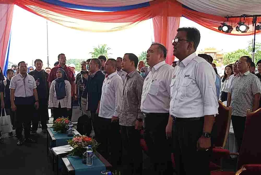 Onn Hafiz bersama Anthony Loke hadir majlis Peluncuran Operasi Shuttle Selatan di Stesen Keretapi Kulai pada Selasa.