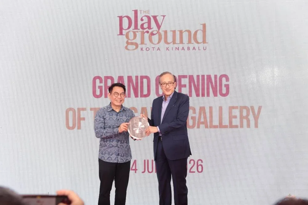 Stewart Yap menyampaikan cenderamata kepada YB Datuk Seri Panglima Haji Masidi Manjun, Timbalan Ketua Menteri II Sabah merangkap Menteri Kewangan Sabah.