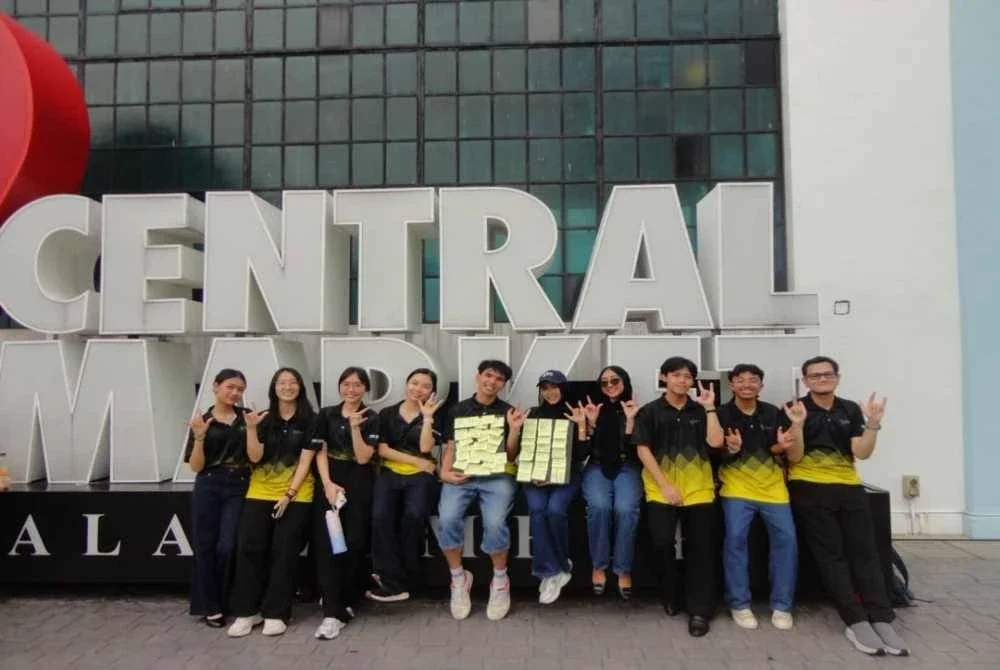 Dari kiri: Arisya, Ru Han, Gabrielle, Kathryn, Hakim, Sofia, Farah, Harith, Haziq dan Asyraf terlibat dalam program advokasi komuniti di ibu negara.