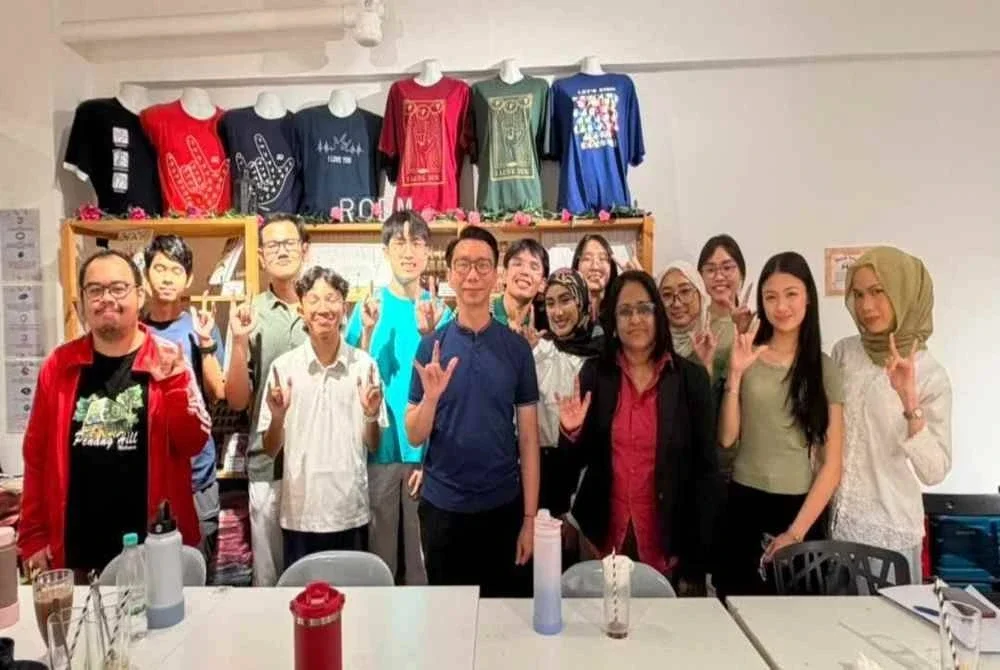 Mahasiswa SIGNS4RIGHTS bergambar bersama komuniti pekak dan staf RCDM Café selepas sesi lawatan dan perkongsian pengalaman.