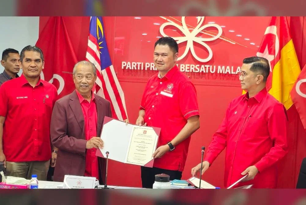 Muhyiddin menyampaikan watikah pelantikan ketua bahagian baharu sebelum mempengerusikan mesyuarat MPT di Petaling Jaya pada Selasa.