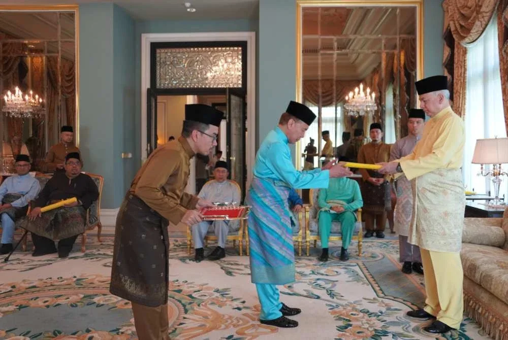 Sultan Nazrin (kanan) menyerahkan bayaran zakat berkenaan kepada Mohd Annuar dalam majlis yang berlangsung di Istana Kinta pada Selasa.