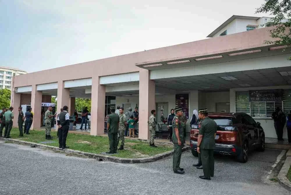 Suasana di Jabatan Forensik Hospital Sultanah Bahiyah (HSB) susulan insiden letupan bom yang mengorbankan dua anggota tentera ketika menjalani latihan di Lapang Sasar Kem Hobart. Foto Bernama.