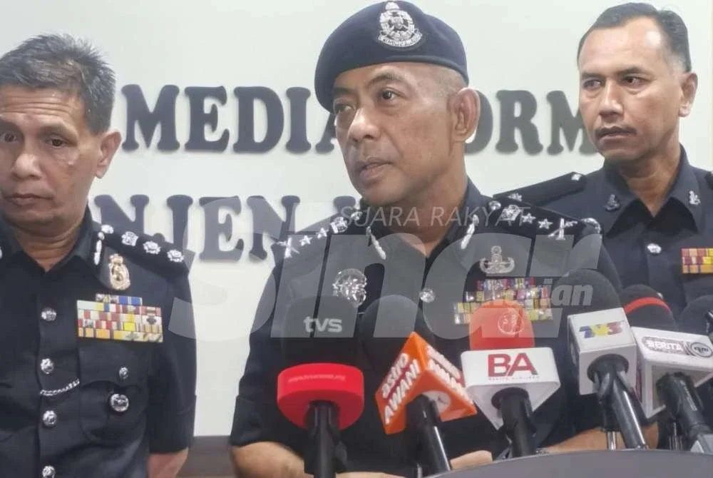 Baderulhisham (tengah) pada sidang akhbar di IPK Kedah pada Selasa malam.