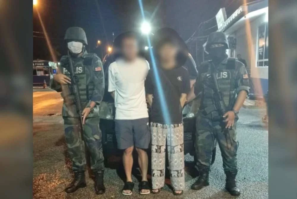 Cubaan pertama dua lelaki menyeludup minuman keras dari Thailand berakhir dengan padah apabila mereka dicekup PGA bersama sebuah Toyota Hilux yang sarat dengan pelbagai jenis arak dan bir bernilai RM103,500 di Cabang Empat Salam, Rantau Panjang pada Selasa. Foto: PGA