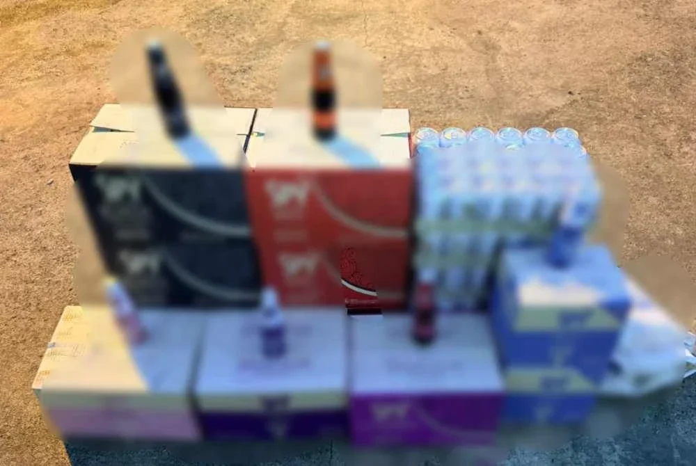 Pelbagai jenis arak dan bir bernilai RM103,500 yang dirampas di Cabang Empat Salam, Rantau Panjang pada Selasa. Foto: PGA