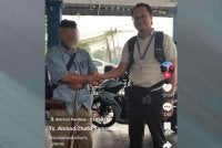 Ahmad Zhafri (kanan) memilih untuk berdamai dengan warga emas yang menumbuknya. Foto: TikTok Ahmad Zhafri Samsudin