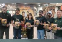 Matheyalagan (tiga dari kiri) bersama barisan pelakon yang menjayakan filem The Keris.