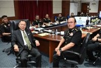 Abd Halim (tengah) ketika mengadakan lawatan kerja ke pejabat SPRM Sabah pada Isnin. Foto SPRM