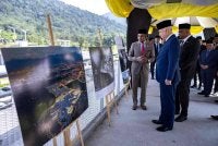 Sultan Perak Sultan Nazrin Shah berkenan mendengar penerangan daripada Ketua Pegawai Eksekutif Kumpulan PERKESO Datuk Seri Dr Mohammed Azman Aziz Mohammed (kiri) ketika baginda melawat ruang pameran selepas merasmikan Pusat Rehabilitasi Neuro-Robotik dan Cybernics Pertubuhan Keselamatan Sosial (PERKESO) di Meru Raya hari ini. -Foto Bernama.
