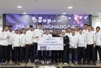 Presiden PSM, Datuk Mohd Sumali Reduan dan Ketua Pegawai Korporat Telekom Malaysia Berhad, Nor Fadhilah Mohd Ali bergambar bersama selepas menyampaikan hadiah kepada pemenang pingat emas regu berpasukan kebangsaan pada Majlis Penghargaan dan Makan Malam Skuad Sepaktakraw Kebangsaan di Pusat Dagangan Dunia Kuala Lumpur malam tadi. - Foto: Bernama
