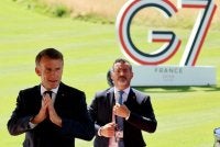 Emmanuel Macron (kiri) tiba di Hotel Royal menjelang permulaan sidang kemuncak G7, di Evian timur Perancis pada 15 Jun 2026 - Foto: Reuters