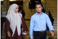 Raden Mohd Azrul Amirulla (kanan) mengaku tidak bersalah di Mahkamah Sesyen di sini hari ini, atas pertuduhan menerbitkan hantaran berunsur hasutan dan menghina institusi Yang di-Pertuan Agong, tahun lepas. - Foto: Bernama