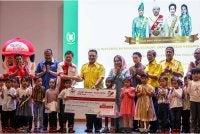 Tuanku Syed Faizuddin Putra Jamalullail (empat dari kiri) berkenan menerima replika cek Biasiswa OCOH 2026 daripada Ketua Pegawai Eksekutif Smart Reader Kids Datuk Seri Dr Richard Ong (tiga dari kiri) pada Majlis Penyampaian Biasiswa Smart Reader Kids - One Child One Hope kepada Yayasan Tuanku Syed Putra Perlis di Jabatan Pendidikan Negeri Perlis hari ini. - Foto: Bernama