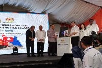 Onn Hafiz (tiga dari kiri) bersama Anthony Loke (tiga dari kanan) pada Majlis Peluncuran Operasi Shuttle Selatan di Stesen Keretapi Kulai pada Selasa.