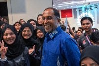 Zambry menyantuni pelatih pada Majlis Peluncuran Program Rintis PLKN 3.0 Peringkat Universiti Awam di Panggung Percubaan, UPSI pada Selasa. Foto: Bernama
