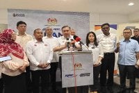 Anthony Loke pada sidang akhbar di Stesen Keretapi Kulai pada Selasa.