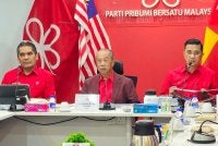 Muhyiddin (tengah) mempengerusikan mesyuarat MPT di Ibu Pejabat Bersatu di Petaling Jaya pada Selasa.
