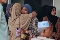 Siti Fairuz Mohamed Yusof, 38, sebak ketika menunggu proses bedah siasat suaminya, Allahyarham Koperal Norazmi ketika ditemui di Jabatan Forensik HSB pada Selasa. Foto: Bernama