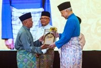 Sultan Nazrin (kanan) berkenan menyampaikan Anugerah Tokoh Maal Hijrah kepada Wan Zahidi pada Sambutan Kemuncak Maal Hijrah 1448H/2026M Peringkat Negeri Perak. Foto: Bernama
