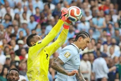 Penjaga gol Arab Saudi, Mohammed Al-Owais cemerlang apabila mengekang percubaan bahaya Uruguay. Foto Agensi
