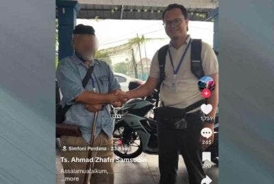 Ahmad Zhafri (kanan) memilih untuk berdamai dengan warga emas yang menumbuknya. Foto: TikTok Ahmad Zhafri Samsudin