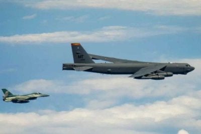 Sebuah pesawat pengebom B-52 Stratofortress milik Tentera Udara AS terhempas semasa penerbangan ujian rutin di California pada Isnin - Foto: Agensi
