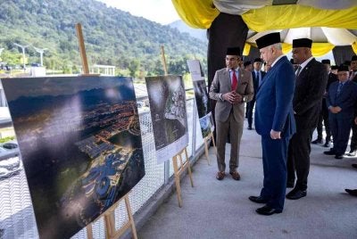 Sultan Perak Sultan Nazrin Shah berkenan mendengar penerangan daripada Ketua Pegawai Eksekutif Kumpulan PERKESO Datuk Seri Dr Mohammed Azman Aziz Mohammed (kiri) ketika baginda melawat ruang pameran selepas merasmikan Pusat Rehabilitasi Neuro-Robotik dan Cybernics Pertubuhan Keselamatan Sosial (PERKESO) di Meru Raya hari ini. -Foto Bernama.
