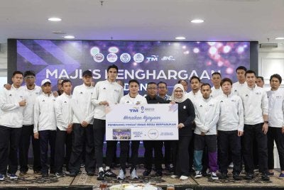 Presiden PSM, Datuk Mohd Sumali Reduan dan Ketua Pegawai Korporat Telekom Malaysia Berhad, Nor Fadhilah Mohd Ali bergambar bersama selepas menyampaikan hadiah kepada pemenang pingat emas regu berpasukan kebangsaan pada Majlis Penghargaan dan Makan Malam Skuad Sepaktakraw Kebangsaan di Pusat Dagangan Dunia Kuala Lumpur malam tadi. - Foto: Bernama
