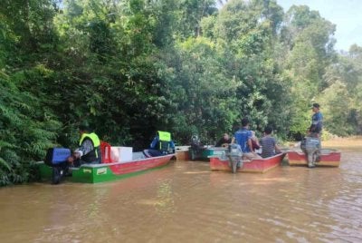 Pasukan bomba menggerakkan operasi pencarian menggunakan bot penyelamat di kawasan mangsa disyaki jatuh. Foto JBPM Pahang