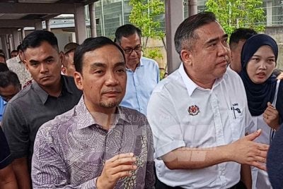 Menteri Pengangkutan, Anthony Loke Siew Fook dan Menteri Besar Johor, Datuk Onn Hafiz Ghazi bersemuka pada Majlis Peluncuran Operasi Shuttle Selatan di Stesen Keretapi Kulai, pada Selasa.