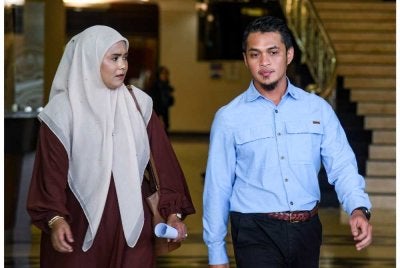 Raden Mohd Azrul Amirulla (kanan) mengaku tidak bersalah di Mahkamah Sesyen di sini hari ini, atas pertuduhan menerbitkan hantaran berunsur hasutan dan menghina institusi Yang di-Pertuan Agong, tahun lepas. - Foto: Bernama