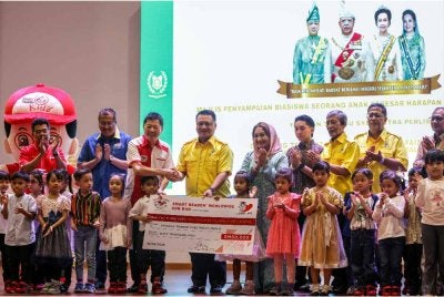 Tuanku Syed Faizuddin Putra Jamalullail (empat dari kiri) berkenan menerima replika cek Biasiswa OCOH 2026 daripada Ketua Pegawai Eksekutif Smart Reader Kids Datuk Seri Dr Richard Ong (tiga dari kiri) pada Majlis Penyampaian Biasiswa Smart Reader Kids - One Child One Hope kepada Yayasan Tuanku Syed Putra Perlis di Jabatan Pendidikan Negeri Perlis hari ini. - Foto: Bernama
