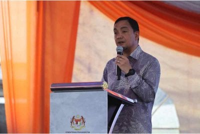 Onn Hafiz berucap Majlis Peluncuran Operasi Shuttle Selatan di Stesen Keretapi Kulai pada Selasa.