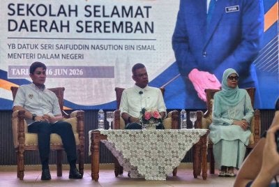 Saifuddin Nasution(tengah) ketika hadir
Program Citra Negara Kementerian Dalam Negeri (KDN): Sekolah Selamat di Kolej Tingkatan Enam Tuanku Muhriz